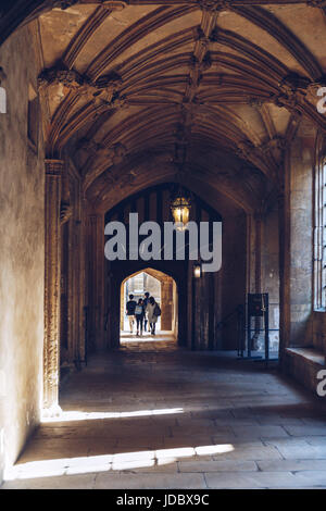 Les élèves à pied dans le couloir dans le Christ Church College, l'un des plus grands collèges de l'Université d'Oxford, en Angleterre. Banque D'Images