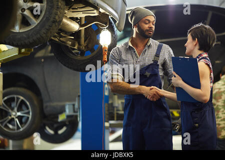 Le personnel de service de voiture Banque D'Images