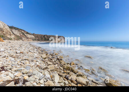 Côte rocheuse avec de l'eau brouillée motion à l'Abalone Cove Shoreline Park Ranch à Palos Verdes, en Californie. Banque D'Images