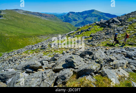 Deux jeunes femmes les randonneurs au sommet de la montagne dans le parc national de Snowdonia, Pays de Galles, Royaume-Uni Banque D'Images