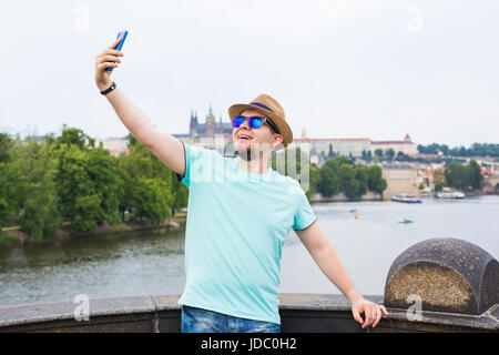 Bel homme prend une piscine selfies - peuples caucasiens - la nature, les gens, le mode de vie et la technologie concept. Banque D'Images