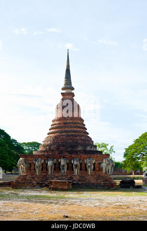 Wat Chang lom (statues d'Éléphants autour) parc historique de Sukhothai, Thaïlande Sukhothai Banque D'Images