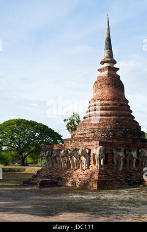 Wat Chang lom (statues d'Éléphants autour) parc historique de Sukhothai, Thaïlande Sukhothai Banque D'Images