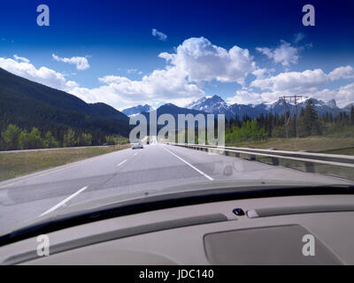 Vue sur les Montagnes Rocheuses d'une voiture roulant sur l'autoroute transcanadienne, Alberta, Canada. Banque D'Images