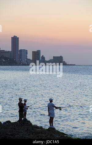 Les sections locales de pêche le Malecon, soir, Centro Habana, La Havane, Cuba Banque D'Images