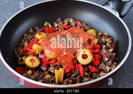 Pour le remplissage de cuisine lasagnes végétariennes en rouleaux avec des champignons, paprika, olives, sauce tomate. Alimentation saine. La nourriture végétarienne. Cuisine étape par étape Banque D'Images