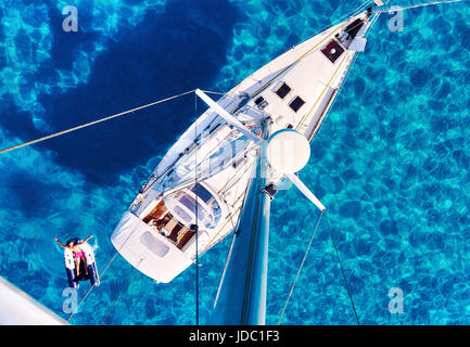 Formentera, Espagne - 10 juin 2017 : personne de vous détendre sur un bateau gonflable, location et claire de la mer Méditerranée, vue depuis le mât. Formentera. Je Baléares Banque D'Images