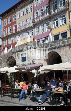 Cafés le long de la rivière de Ribeira à Porto, Portugal Banque D'Images