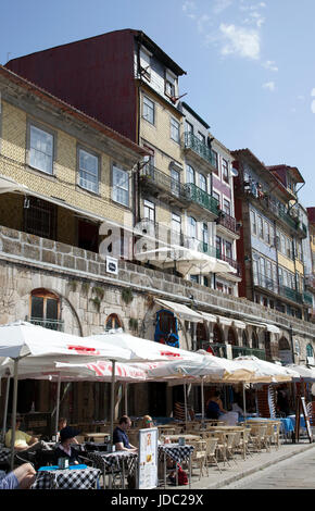 Cafés le long de la rivière de Ribeira à Porto, Portugal Banque D'Images