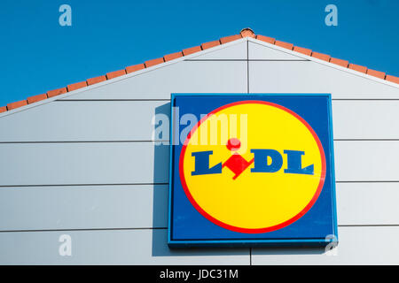 Lidl,signer,signalisation,leur,store,en,Llanelli, Carmarthenshire,Ouest,au Pays de Galles, Royaume-Uni, UK, Allemand,budget,valeur,superstore,magasin,retail,supermarché,promotions, Banque D'Images