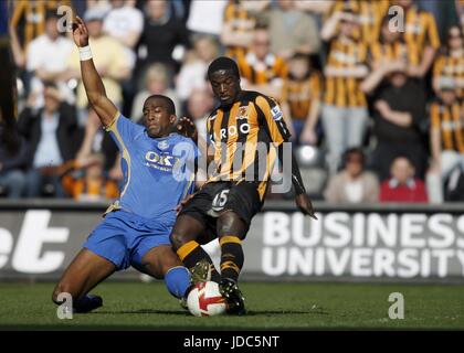 SYLVAIN DISTIN & BERNARD MENDY HULL CITY V PORTSMOUTH KC Stadium HULL ANGLETERRE 04 Avril 2009 Banque D'Images