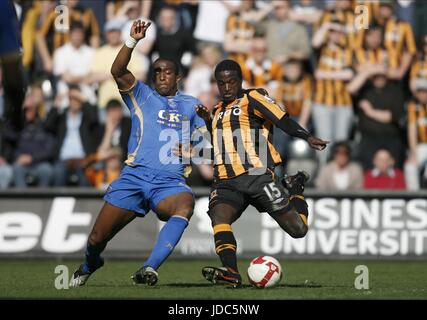 SYLVAIN DISTIN & BERNARD MENDY HULL CITY V PORTSMOUTH KC Stadium HULL ANGLETERRE 04 Avril 2009 Banque D'Images