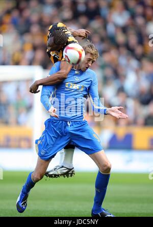 PETER CROUCH ET KAMIL ZAYATTE HULL CITY V PORTSMOUTH KC Stadium HULL ANGLETERRE 04 Avril 2009 Banque D'Images