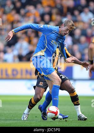 PETER CROUCH ET KAMIL ZAYATTE HULL CITY V PORTSMOUTH KC Stadium HULL ANGLETERRE 04 Avril 2009 Banque D'Images