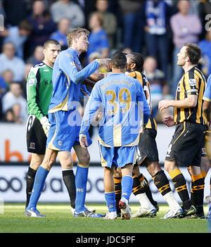 PETER CROUCH ET KAMIL ZAYATTE C HULL CITY V PORTSMOUTH KC Stadium HULL ANGLETERRE 04 Avril 2009 Banque D'Images