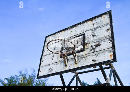 Ancien panier de basket-ball extérieur contre fond de ciel bleu Banque D'Images