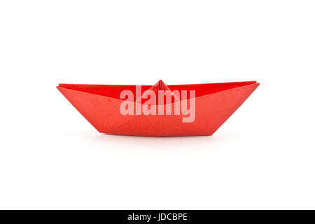 Bateau de papier rouge isolé sur fond blanc Banque D'Images