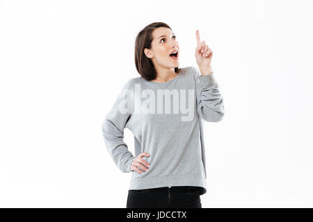 Photo de jolie jeune femme de race blanche ont une idée isolés sur mur blanc. À côté. Banque D'Images