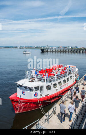 Marianne de Manchester et les passagers bateau Croisières Cardiff, Cardiff Bay Banque D'Images