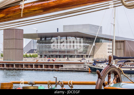 Bateau à voile en face de l'Opéra de Copenhague sur l'île de Holmen, dans le centre de Copenhague. 15 juin 2017 Banque D'Images