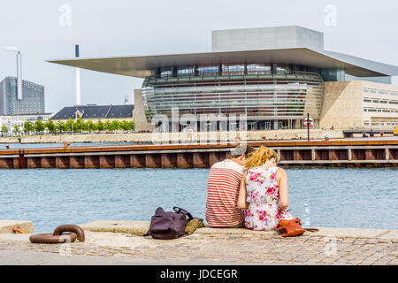 Couple assis sur le quai en face de l'Opéra de Copenhague sur l'île de Holmen, dans le centre de Copenhague. Le 15 juin 2017. Banque D'Images