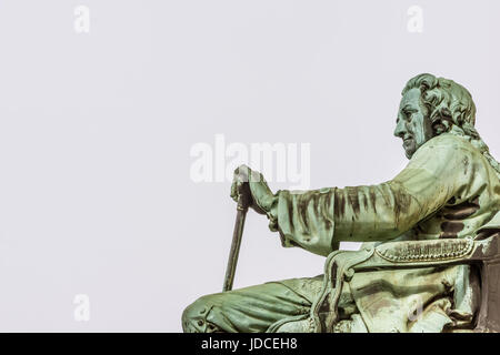 Statue de l'écrivain danois Ludvig Holberg contre ciel bleu, en face de l'Roal Theatre à Copenhague, Banque D'Images