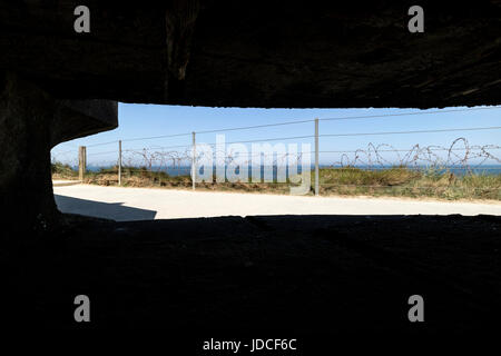 Vue depuis l'intérieur d'un Bunker allemand sur la Pointe du Hoc, Normandie, France Banque D'Images