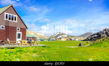 Un paysage extraordinaire en Islande avec des montagnes et des sources d'eau chaude géothermique. Zone de camping de landmannalaugar. La Réserve Naturelle de Fjallabak. Banque D'Images