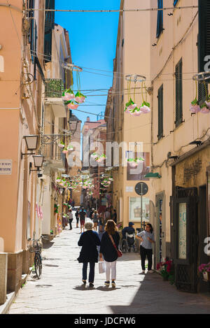 Vieille ville d'Alghero, sur un matin d'été deux femmes à pied le long de la Via Roma au centre de la vieille ville d'Alghero, Sardaigne. Banque D'Images