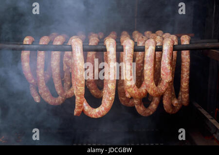 Des saucisses dans un fumoir traditionnel saucisse fumée chez les fumeurs Banque D'Images