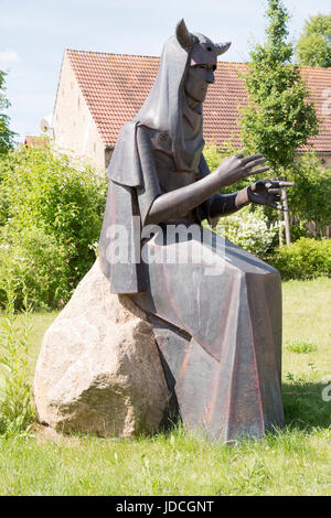 Nornan statues. Dieux de l'allemand sort. Skuld, Norns de l'avenir - par Eckhard Hermann, Lens, Barnim, Brandenburg, Allemagne Banque D'Images