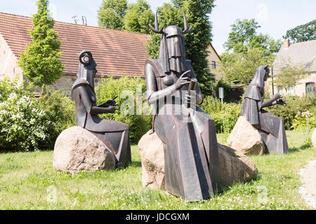 Nornan statues. Dieux du destin allemand, par Eckhard Hermann, Lens, Barnim, Brandenburg, Allemagne Banque D'Images