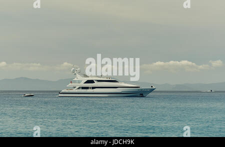 Yacht à moteur à Cala Saona à Formentera. Îles Baléares. Espagne Banque D'Images