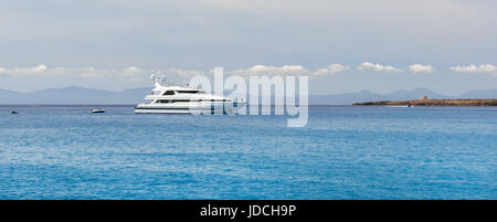 Yacht à moteur à Cala Saona à Formentera. Îles Baléares. Espagne Banque D'Images