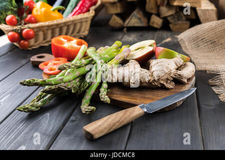 Vue rapprochée de légumes frais de saison et coupées en deux sur la table en bois apple Banque D'Images