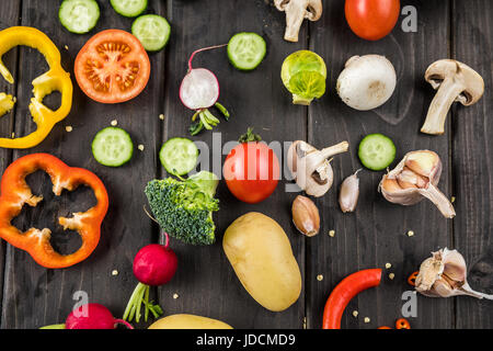 Close-up Vue de dessus des légumes frais sur table en bois rustique Banque D'Images