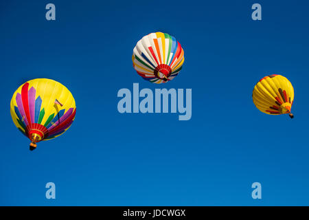 Trois ballons Hot-Air voler dans un ciel bleu Banque D'Images