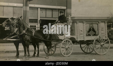 Photographie, c1910 ancien cheval de corbillard avant de la Buick Motor Company. Emplacement est probablement Mankato, Minnesota. SOURCE : photographie originale. Banque D'Images