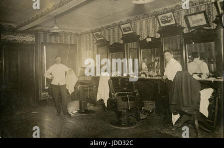 Photographie, c1910 antique de l'intérieur d'un salon de coiffure à Aberdeen, Dakota du Sud. SOURCE : photographie originale. Banque D'Images