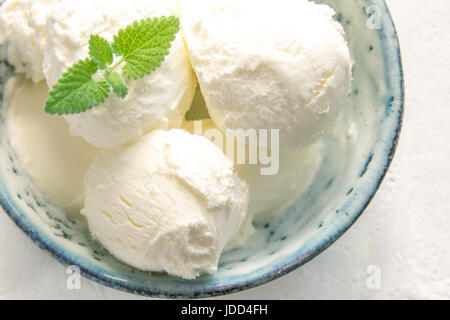 Glace vanille à la menthe dans Bol en céramique bleu. Les glaces maison, copiez l'espace. Banque D'Images