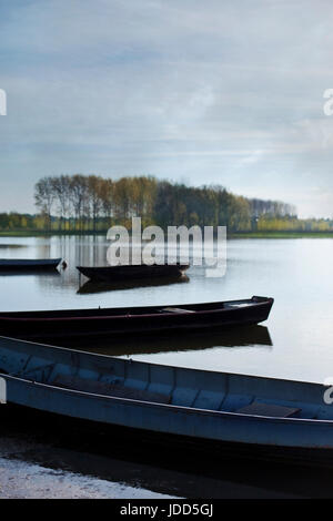 De petites embarcations sur la rivière Maine en France Banque D'Images