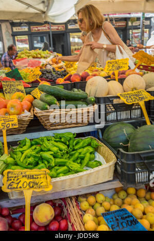 Campo de' Fiori (Italien : ˈKampo ˈFjoːri [de]) est une place rectangulaire au sud de la Place Navone à Rome, Italie,Produkte auf dem Markt auf dem Campo de' Banque D'Images