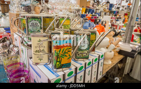 Campo de' Fiori (Italien : ˈKampo ˈFjoːri [de]) est une place rectangulaire au sud de la Place Navone à Rome, Italie,Produkte auf dem Markt auf dem Campo de' Banque D'Images