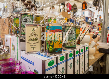 Campo de' Fiori (Italien : ˈKampo ˈFjoːri [de]) est une place rectangulaire au sud de la Place Navone à Rome, Italie,Produkte auf dem Markt auf dem Campo de' Banque D'Images