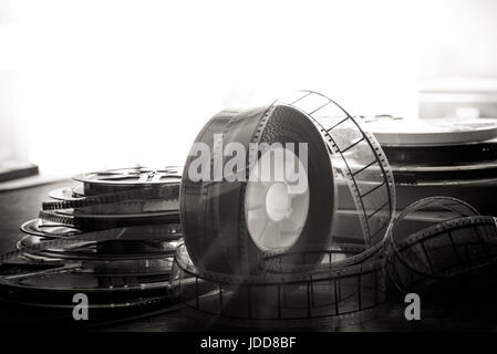 Âgés de 35 mm film vintage déroulé et bobine de film super 8 rolls heap en arrière-plan Banque D'Images