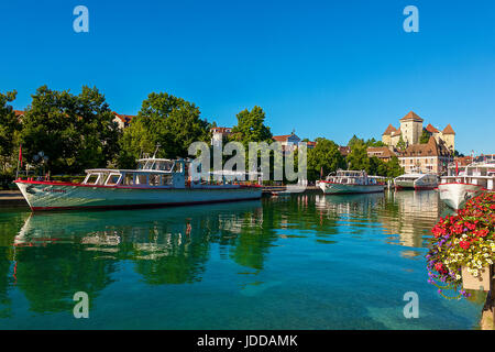 Bateaux stationnés sur le canal du Thiou, Annecy, France Banque D'Images