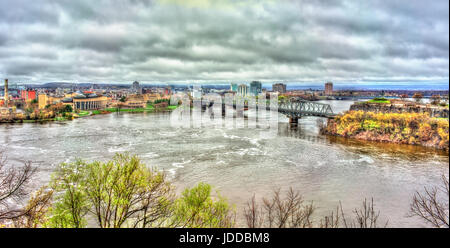 La rivière des Outaouais et Pont Alexandra à Ottawa, Canada Banque D'Images