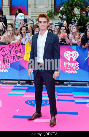 18 juin 2017 - Toronto, ON, Canada - 18 juin 2017 - Toronto, Ontario, Canada. KJ Apa arrive sur le tapis rose au iHeartRadio 2017 MuchMusic Video Awards au MuchMusic HQ. Crédit photo : Brant/Perniac AdMedia (crédit Image : © Perniac Brant/AdMedia via Zuma sur le fil) Banque D'Images