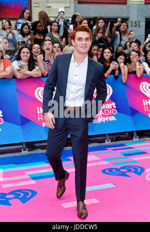 18 juin 2017 - Toronto, ON, Canada - 18 juin 2017 - Toronto, Ontario, Canada. KJ Apa arrive sur le tapis rose au iHeartRadio 2017 MuchMusic Video Awards au MuchMusic HQ. Crédit photo : Brant/Perniac AdMedia (crédit Image : © Perniac Brant/AdMedia via Zuma sur le fil) Banque D'Images