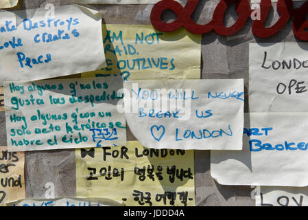 Londres, Royaume-Uni. 19 Juin, 2017. Sur un mur de messages écrits sur post it continuent d'attirer l'wellwishers pour le mémorial aux victimes de l'attaque terroriste de London Bridge, le 3 juin, où 8 personnes sont mortes et des dizaines ont été blessées. Crédit : Stephen Chung/Alamy Live News Banque D'Images